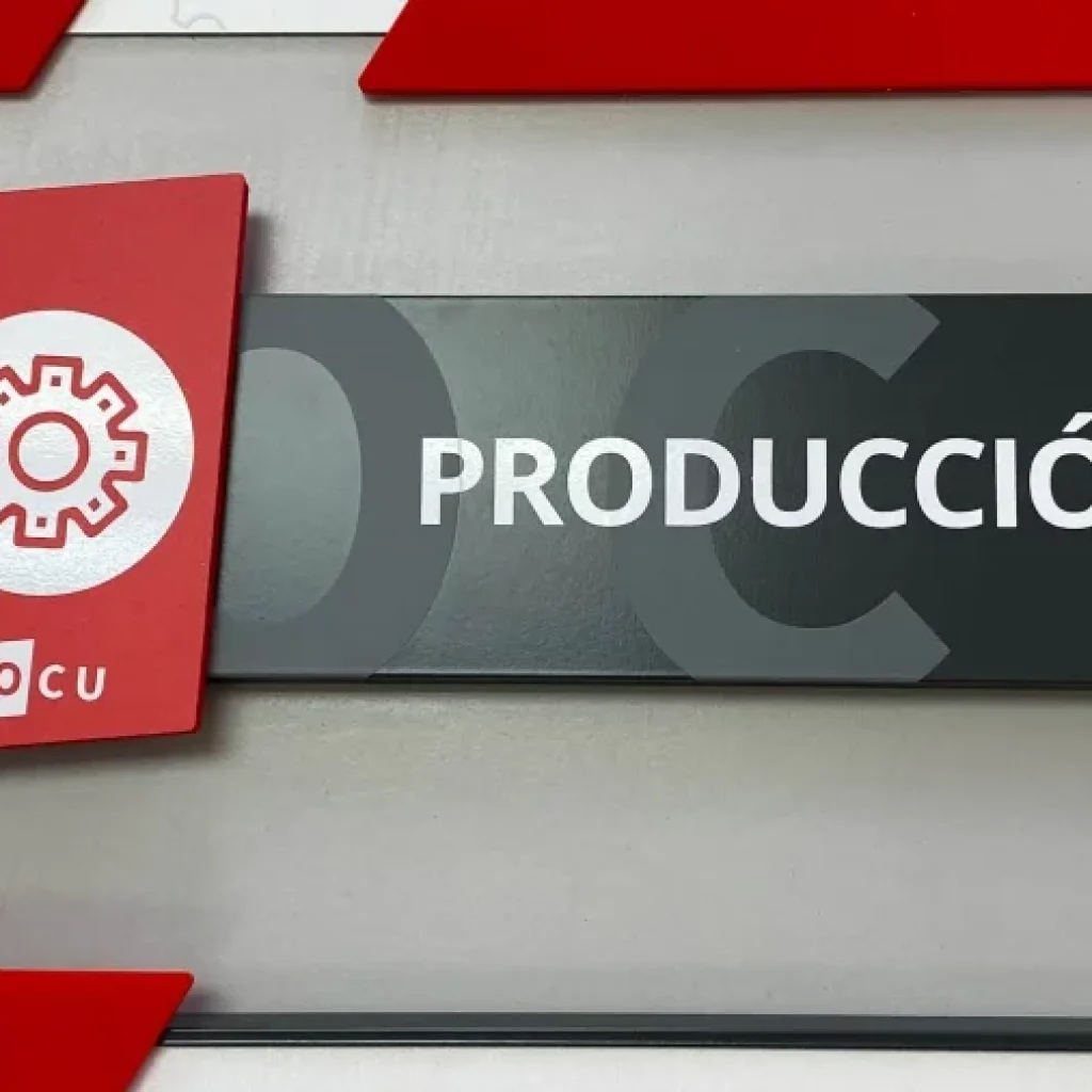 La señalética es lo perteneciente o relativo al diseño señaletico y se refiere al conjunto de señales que informan de algo. Esto, dentro de una buena estrategia de imagen corporativa, serviría para potenciar la imagen de marca de la propia empresa, bien en un espacio o en un evento que necesita información para su uso correcto.