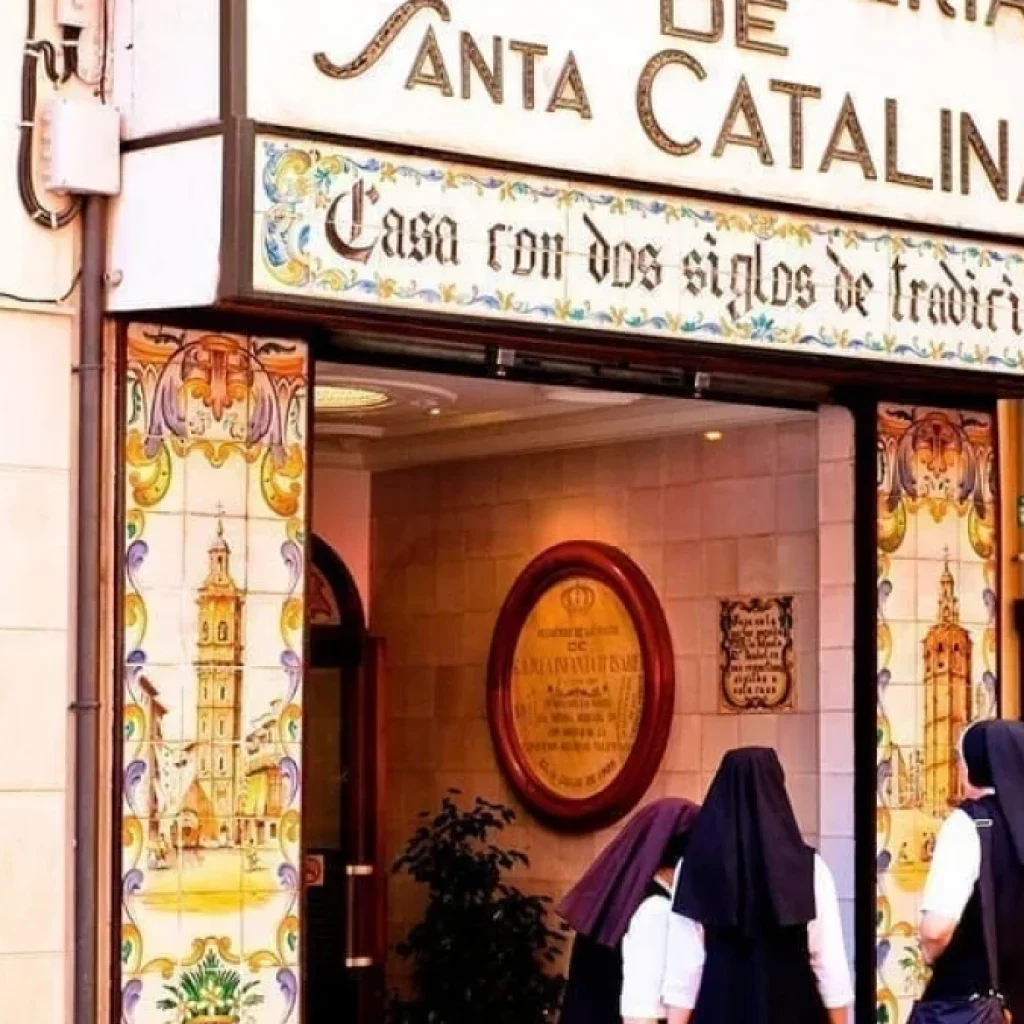 Algunos elementos de la publicidad exterior se han convertido un clásico del paisaje urbano. Es más: llevan siglos acompañándonos. Se trata sobre todo de anuncios que, aún hoy, siguen siendo un icono de algunas de las ciudades más famosas del mundo.