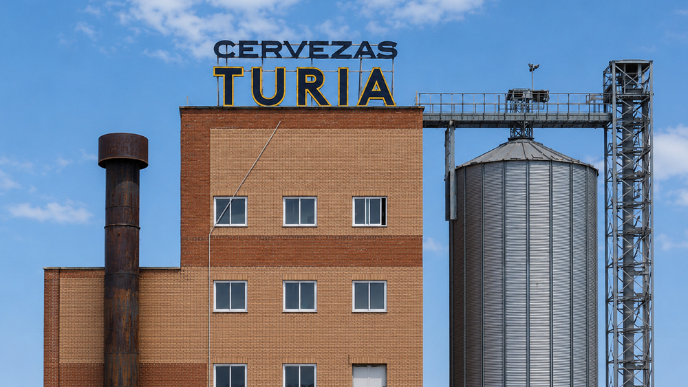 La identidad visual de una marca no solo vive en sus productos, campañas o puntos de venta. También está presente en los espacios donde la marca se produce, se organiza y toma forma.